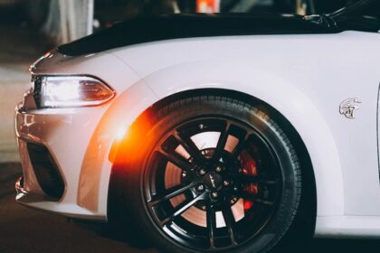 Systemy bezpieczeństwa w samochodzie: od ABS po asystentów parkowania